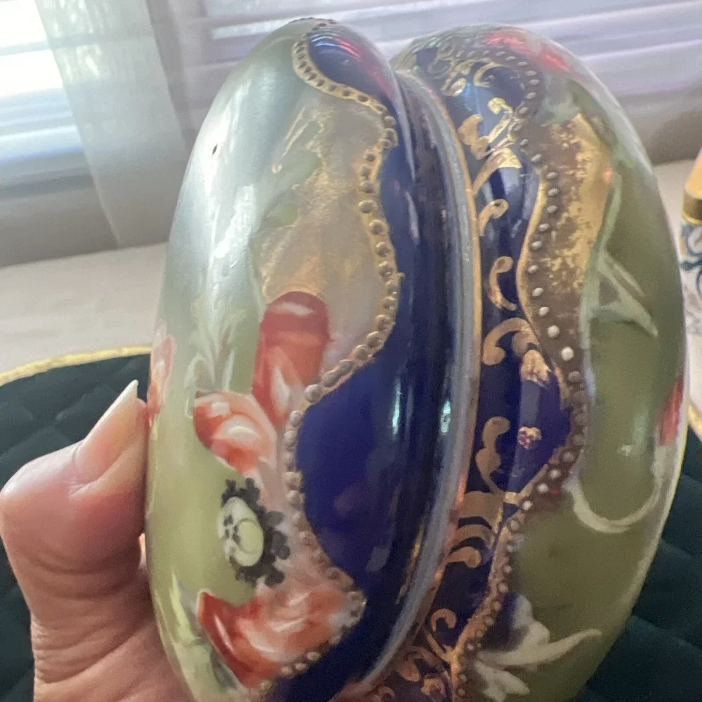 VINTAGE PORCELAIN HAND PAINTED FLORAL LIDDED TRINKET DISH POWDER Jewelry JAR .
